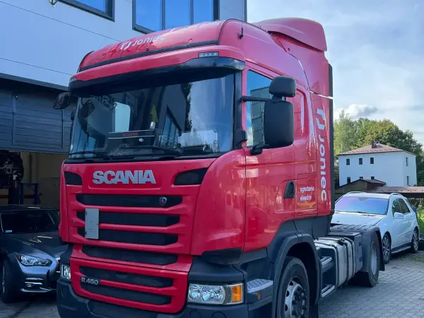 Czerwony ciągnik siodłowy Scania R przed halą serwisu Klinika-DPF w Tymbarku