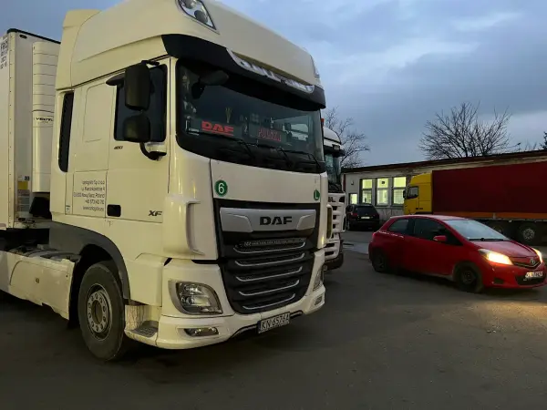 Kremowy DAF XF z naczepą chłodniczą przed serwisem regeneracji DPF