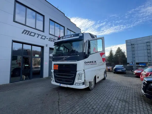 Volvo FH zaparkowane przed budynkiem serwisu w Tymbarku w słoneczny dzień