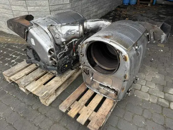 Dwa zdemontowane moduły DPF/SCR z samochodu ciężarowego, ustawione na paletach przed regeneracją w Klinika-DPF