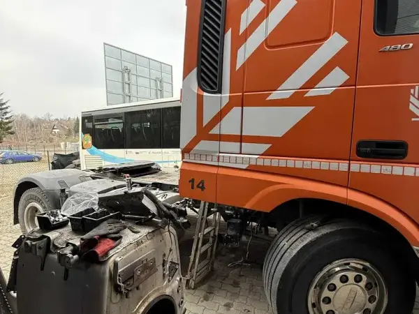 Zdemontowany moduł filtra cząstek stałych obok pomarańczowego ciągnika siodłowego DAF XF 480