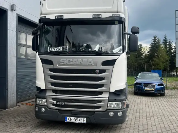 Biała Scania R450 zaparkowana przed bramą serwisową Klinika-DPF