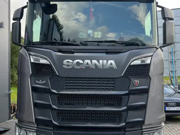Niebiesko-srebrna Scania Streamline z zabudową Toumatra przed serwisem DPF