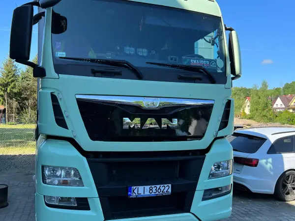 Jasnozielony MAN TGX firmy Knap-Trans przed serwisem regeneracji filtrów