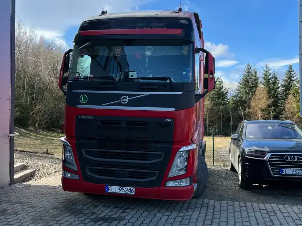 Czerwone Volvo FH przed serwisem regeneracji filtrów cząstek stałych