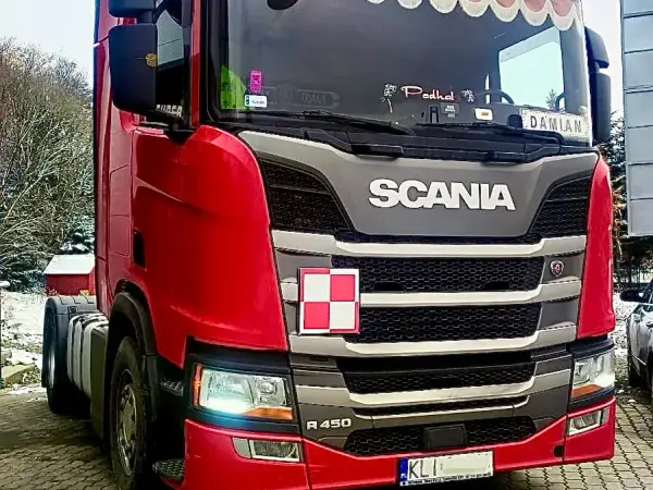 Czerwona Scania R450 przed serwisem regeneracji filtrów w Tymbarku