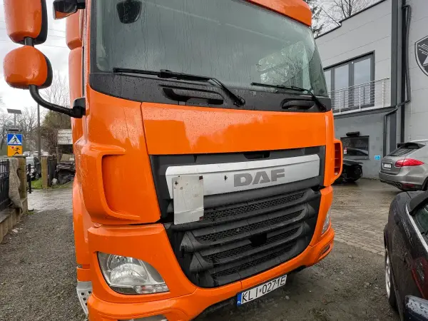 Pomarańczowy DAF w konfiguracji dystrybucyjnej przed serwisem DPF