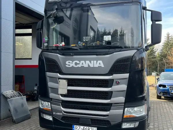 Czarna Scania R450 przed halą warsztatową w Tymbarku