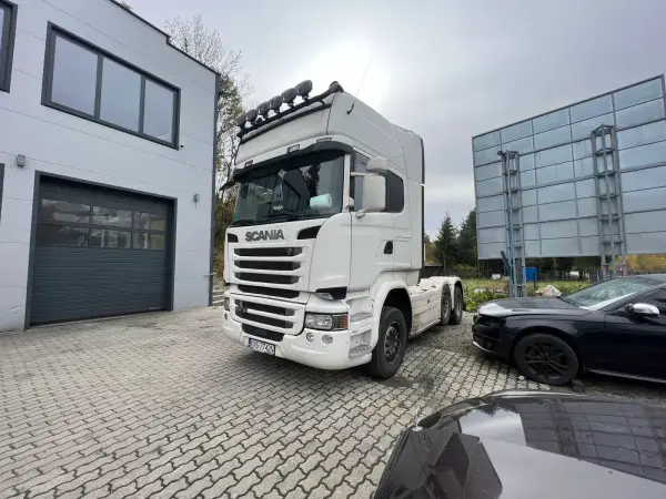 Biała Scania w konfiguracji trzyosiowej przed serwisem DPF
