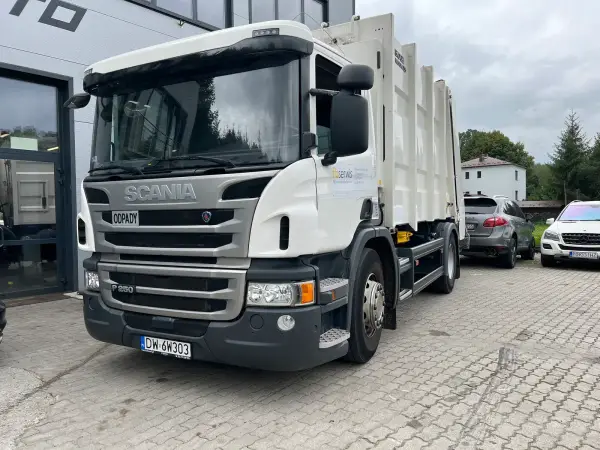 Śmieciarka na podwoziu Scania P280 przed halą Klinika-DPF