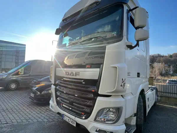 Biały ciągnik siodłowy DAF XF pod słońce, przed serwisem regeneracji filtrów DPF