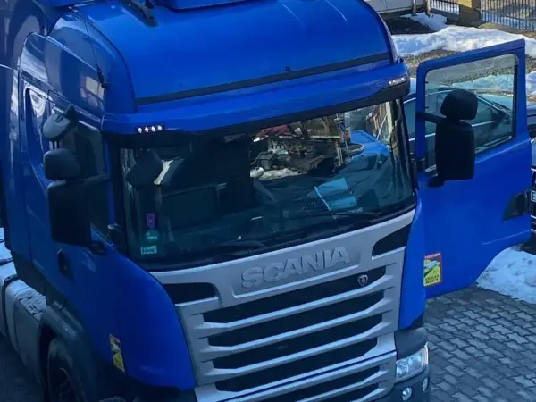 Niebieska Scania R410 z otwartymi drzwiami kabiny, widok z góry na plac serwisowy