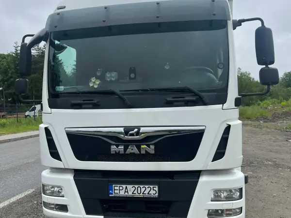 Biały MAN TGM w konfiguracji dystrybucyjnej przed serwisem DPF