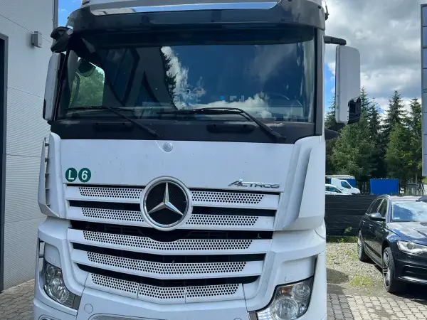 Biały Mercedes-Benz Actros z zabudową przed serwisem Klinika-DPF