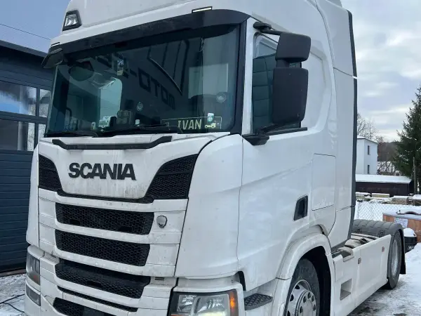 Biały ciągnik siodłowy Scania zimą przed halą Klinika-DPF