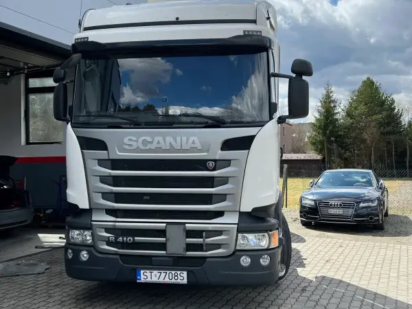 Biała Scania R410 przed halą serwisową Klinika-DPF w Tymbarku