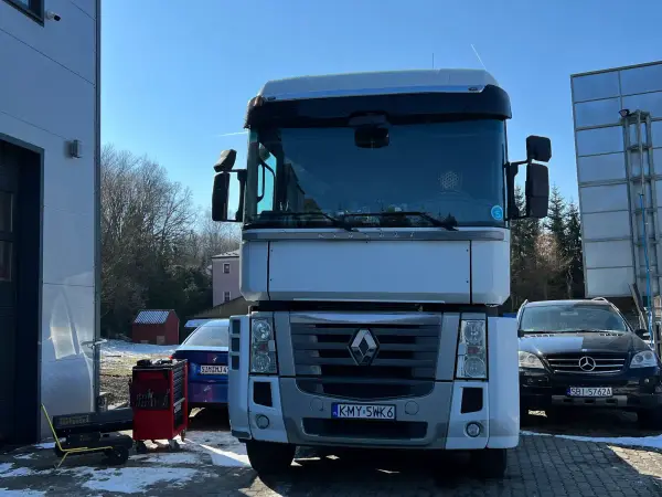 Ciągnik siodłowy Renault Magnum przed halą warsztatową zimą